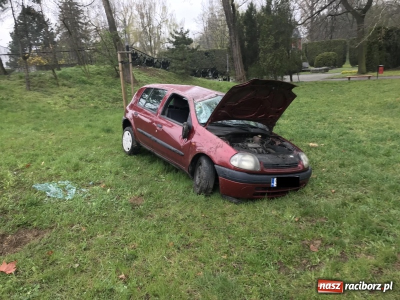 Zdjęcie w galerii na portalu naszraciborz.pl: Renault clio z matką i dzieckiem wypadło z Odrostrady [FOTO]  wiadomości z regionu