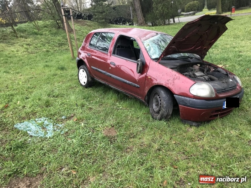 Zdjęcie w galerii na portalu naszraciborz.pl: Renault clio z matką i dzieckiem wypadło z Odrostrady [FOTO]  wiadomości z regionu
