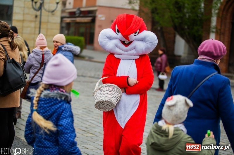 Zdjęcie w galerii na portalu naszraciborz.pl: Oficjalne otwarcie Jarmarku Wielkanocnego na Rynku wiadomości z regionu