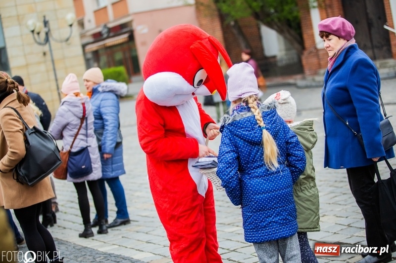 Zdjęcie w galerii na portalu naszraciborz.pl: Oficjalne otwarcie Jarmarku Wielkanocnego na Rynku wiadomości z regionu