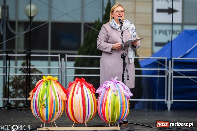 Zdjęcie w galerii na portalu naszraciborz.pl: Oficjalne otwarcie Jarmarku Wielkanocnego na Rynku wiadomości z regionu