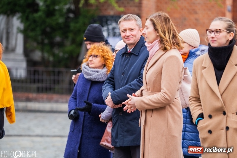 Zdjęcie w galerii na portalu naszraciborz.pl: Oficjalne otwarcie Jarmarku Wielkanocnego na Rynku wiadomości z regionu