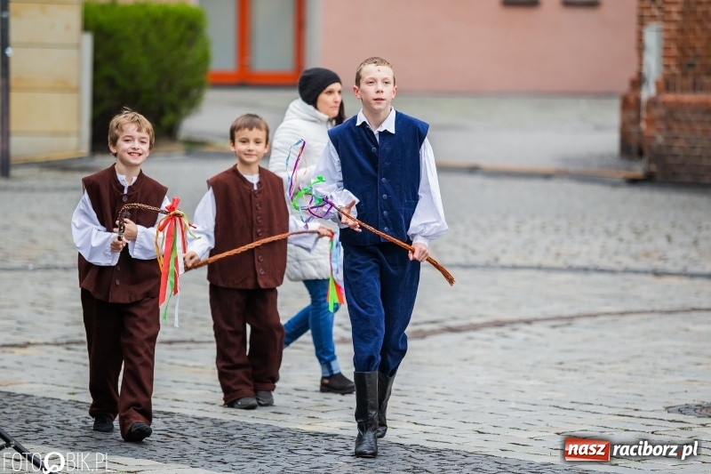 Zdjęcie w galerii na portalu naszraciborz.pl: Oficjalne otwarcie Jarmarku Wielkanocnego na Rynku wiadomości z regionu