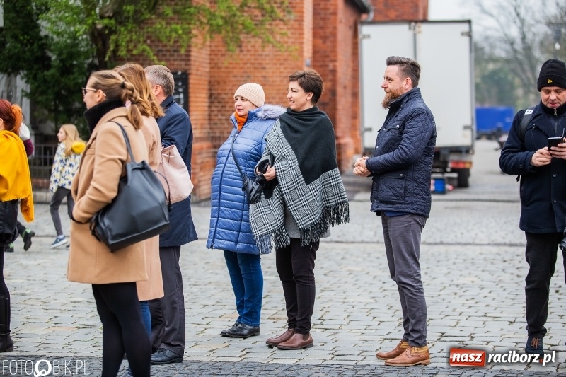 Zdjęcie w galerii na portalu naszraciborz.pl: Oficjalne otwarcie Jarmarku Wielkanocnego na Rynku wiadomości z regionu
