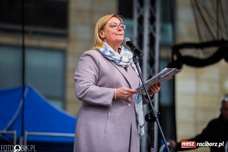 Zdjęcie w galerii na portalu naszraciborz.pl: Oficjalne otwarcie Jarmarku Wielkanocnego na Rynku wiadomości z regionu