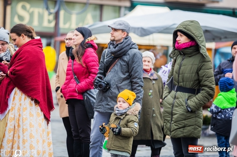 Zdjęcie w galerii na portalu naszraciborz.pl: Oficjalne otwarcie Jarmarku Wielkanocnego na Rynku wiadomości z regionu