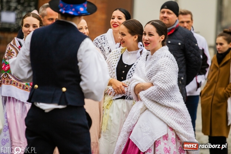 Zdjęcie w galerii na portalu naszraciborz.pl: Oficjalne otwarcie Jarmarku Wielkanocnego na Rynku wiadomości z regionu