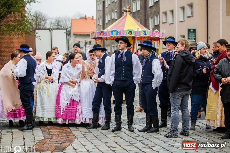 Zdjęcie w galerii na portalu naszraciborz.pl: Oficjalne otwarcie Jarmarku Wielkanocnego na Rynku wiadomości z regionu