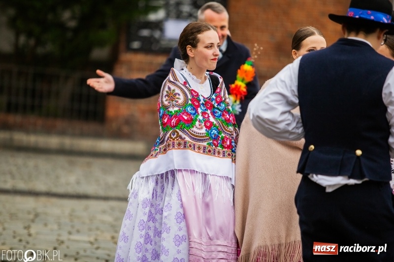 Zdjęcie w galerii na portalu naszraciborz.pl: Oficjalne otwarcie Jarmarku Wielkanocnego na Rynku wiadomości z regionu