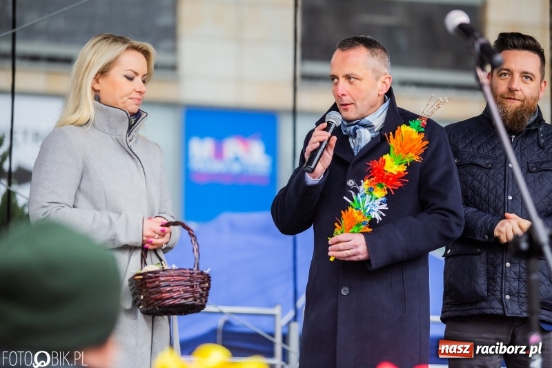 Zdjęcie w galerii na portalu naszraciborz.pl: Oficjalne otwarcie Jarmarku Wielkanocnego na Rynku wiadomości z regionu