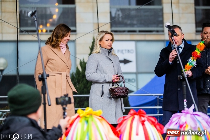 Zdjęcie w galerii na portalu naszraciborz.pl: Oficjalne otwarcie Jarmarku Wielkanocnego na Rynku wiadomości z regionu