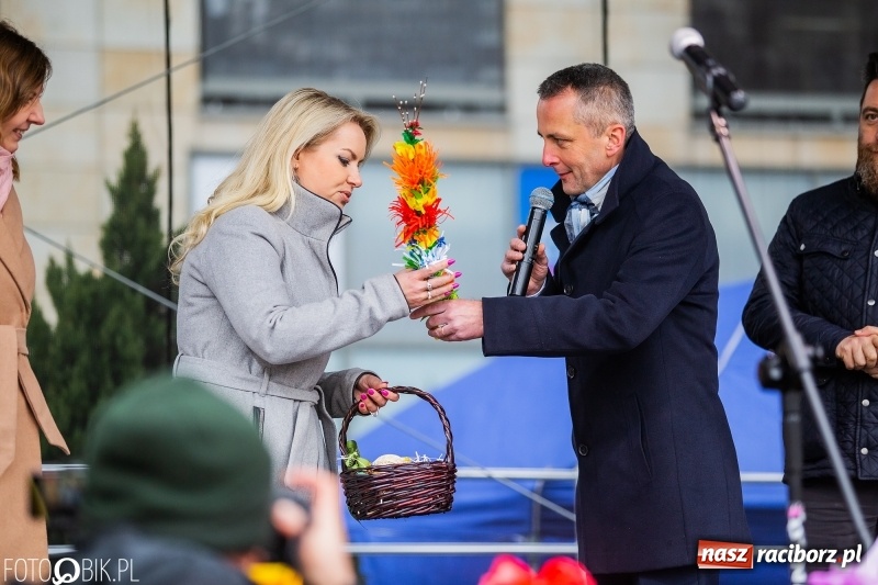 Zdjęcie w galerii na portalu naszraciborz.pl: Oficjalne otwarcie Jarmarku Wielkanocnego na Rynku wiadomości z regionu