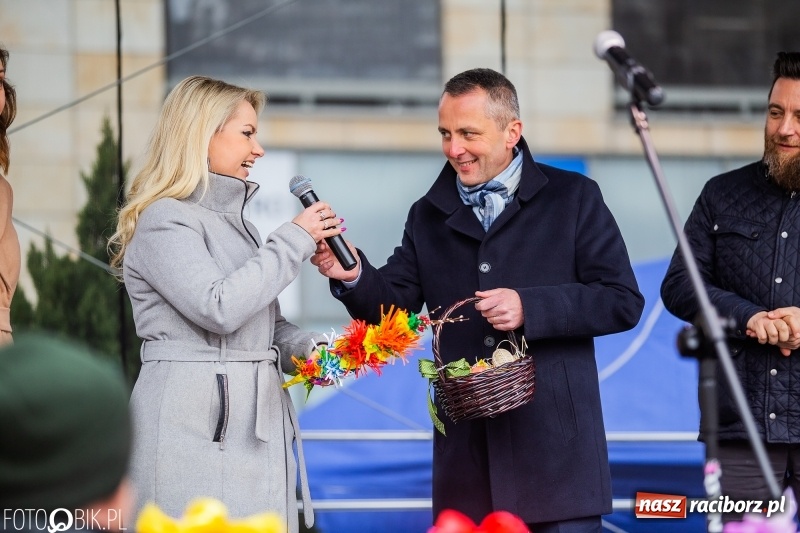 Zdjęcie w galerii na portalu naszraciborz.pl: Oficjalne otwarcie Jarmarku Wielkanocnego na Rynku wiadomości z regionu