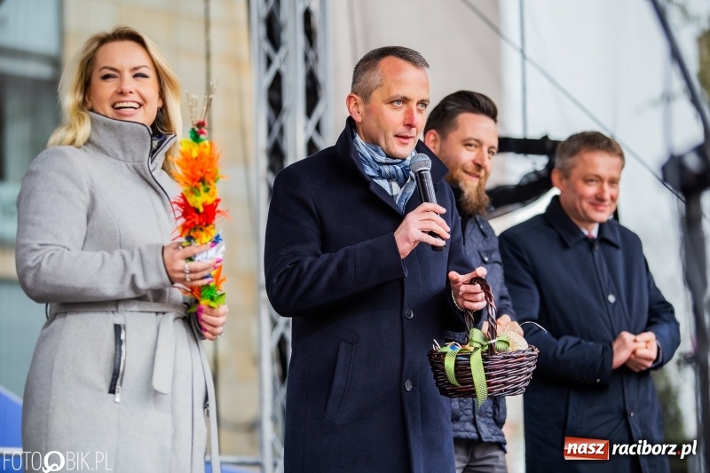 Zdjęcie w galerii na portalu naszraciborz.pl: Oficjalne otwarcie Jarmarku Wielkanocnego na Rynku wiadomości z regionu