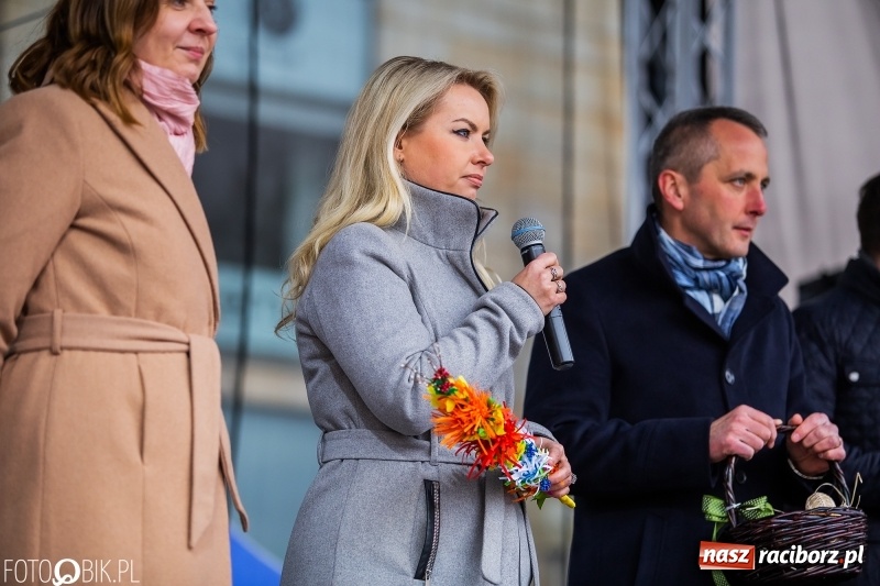 Zdjęcie w galerii na portalu naszraciborz.pl: Oficjalne otwarcie Jarmarku Wielkanocnego na Rynku wiadomości z regionu