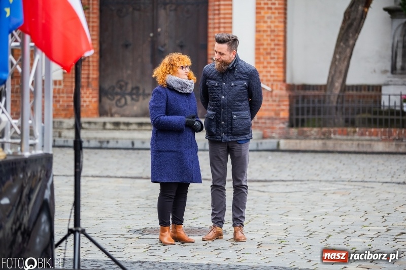 Zdjęcie w galerii na portalu naszraciborz.pl: Oficjalne otwarcie Jarmarku Wielkanocnego na Rynku wiadomości z regionu