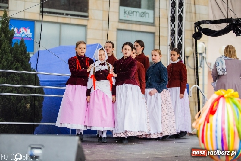 Zdjęcie w galerii na portalu naszraciborz.pl: Oficjalne otwarcie Jarmarku Wielkanocnego na Rynku wiadomości z regionu