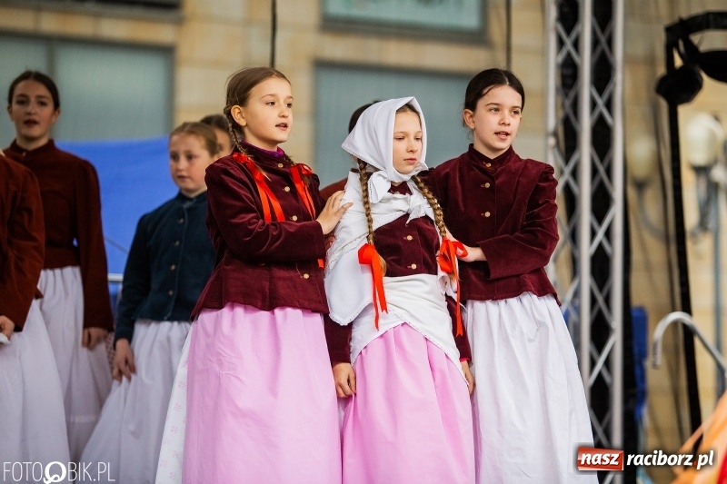 Zdjęcie w galerii na portalu naszraciborz.pl: Oficjalne otwarcie Jarmarku Wielkanocnego na Rynku wiadomości z regionu
