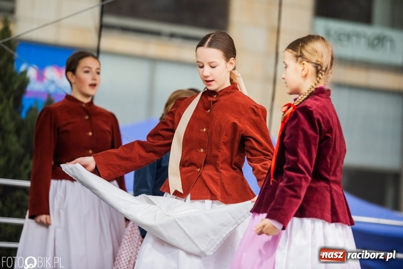 Zdjęcie w galerii na portalu naszraciborz.pl: Oficjalne otwarcie Jarmarku Wielkanocnego na Rynku wiadomości z regionu