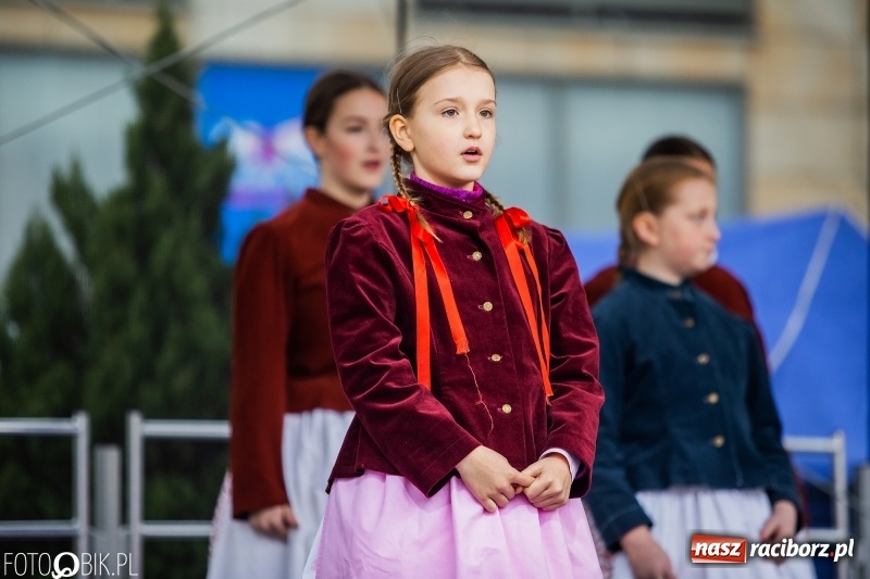 Zdjęcie w galerii na portalu naszraciborz.pl: Oficjalne otwarcie Jarmarku Wielkanocnego na Rynku wiadomości z regionu
