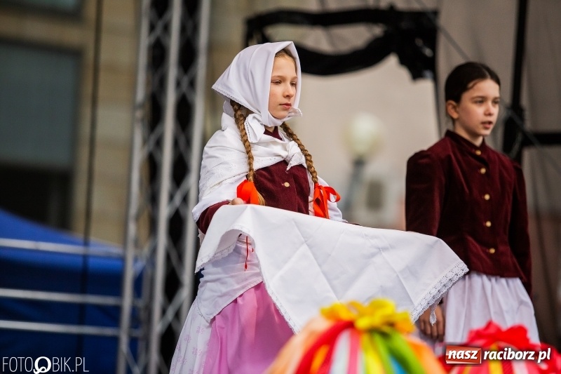 Zdjęcie w galerii na portalu naszraciborz.pl: Oficjalne otwarcie Jarmarku Wielkanocnego na Rynku wiadomości z regionu