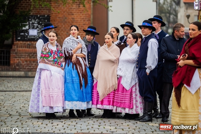 Zdjęcie w galerii na portalu naszraciborz.pl: Oficjalne otwarcie Jarmarku Wielkanocnego na Rynku wiadomości z regionu
