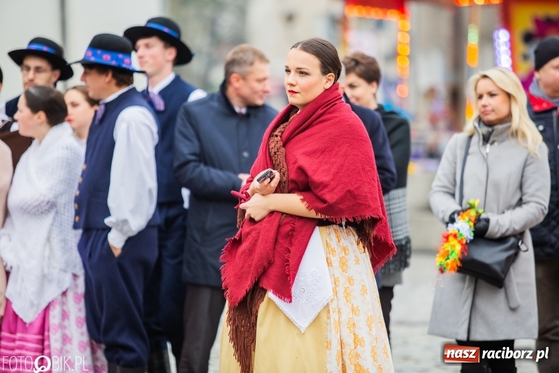 Zdjęcie w galerii na portalu naszraciborz.pl: Oficjalne otwarcie Jarmarku Wielkanocnego na Rynku wiadomości z regionu