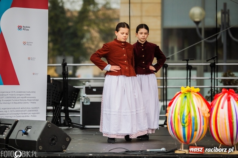 Zdjęcie w galerii na portalu naszraciborz.pl: Oficjalne otwarcie Jarmarku Wielkanocnego na Rynku wiadomości z regionu