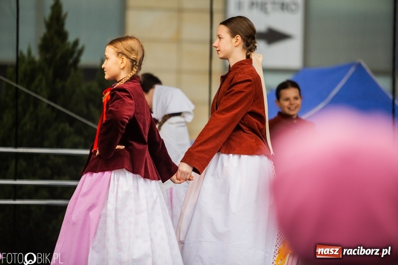 Zdjęcie w galerii na portalu naszraciborz.pl: Oficjalne otwarcie Jarmarku Wielkanocnego na Rynku wiadomości z regionu