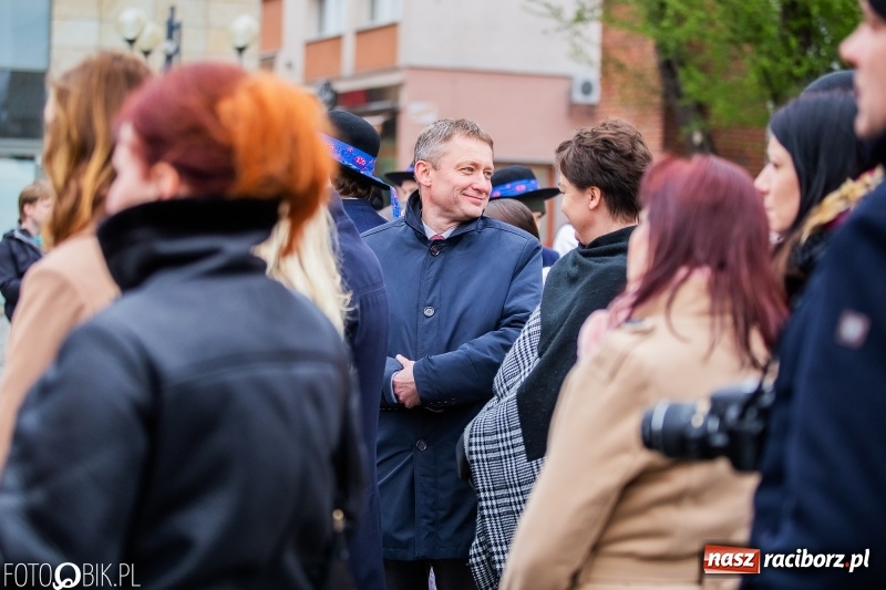 Zdjęcie w galerii na portalu naszraciborz.pl: Oficjalne otwarcie Jarmarku Wielkanocnego na Rynku wiadomości z regionu