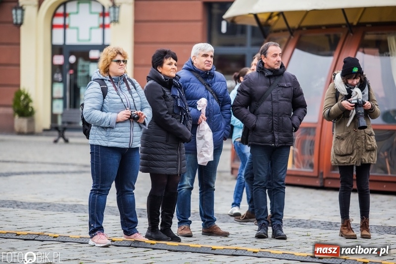 Zdjęcie w galerii na portalu naszraciborz.pl: Oficjalne otwarcie Jarmarku Wielkanocnego na Rynku wiadomości z regionu