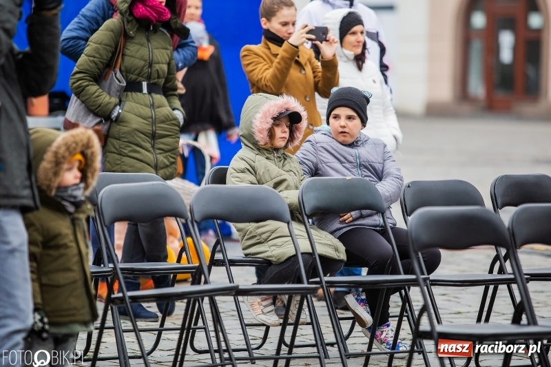 Zdjęcie w galerii na portalu naszraciborz.pl: Oficjalne otwarcie Jarmarku Wielkanocnego na Rynku wiadomości z regionu