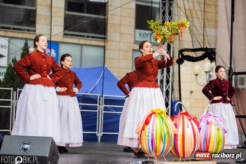 Zdjęcie w galerii na portalu naszraciborz.pl: Oficjalne otwarcie Jarmarku Wielkanocnego na Rynku wiadomości z regionu