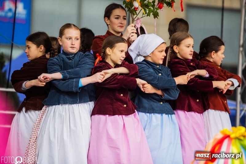 Zdjęcie w galerii na portalu naszraciborz.pl: Oficjalne otwarcie Jarmarku Wielkanocnego na Rynku wiadomości z regionu