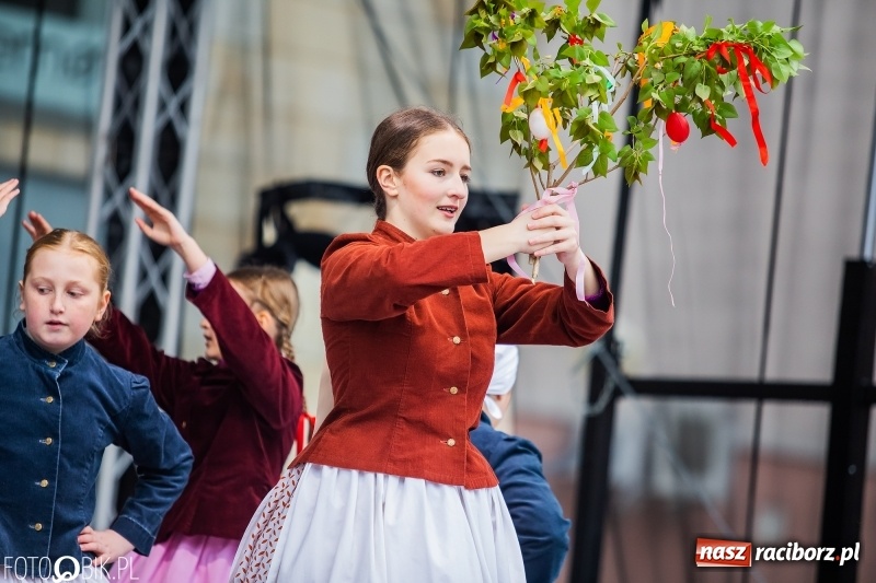 Zdjęcie w galerii na portalu naszraciborz.pl: Oficjalne otwarcie Jarmarku Wielkanocnego na Rynku wiadomości z regionu