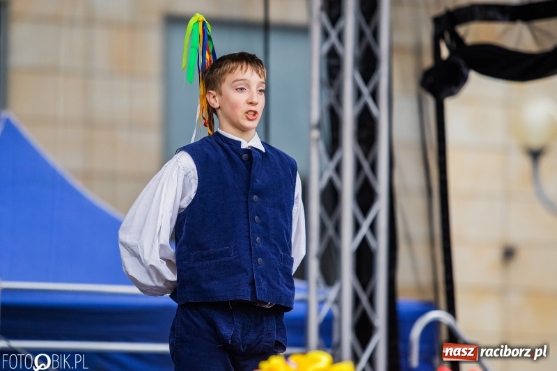 Zdjęcie w galerii na portalu naszraciborz.pl: Oficjalne otwarcie Jarmarku Wielkanocnego na Rynku wiadomości z regionu
