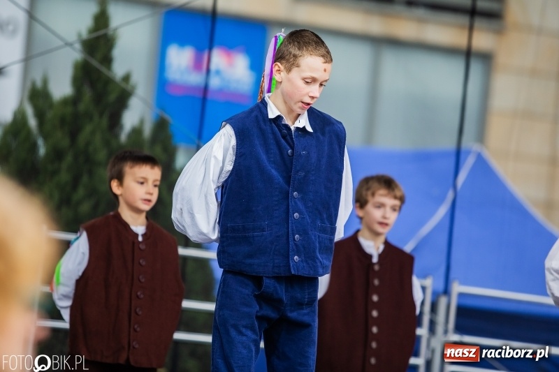 Zdjęcie w galerii na portalu naszraciborz.pl: Oficjalne otwarcie Jarmarku Wielkanocnego na Rynku wiadomości z regionu