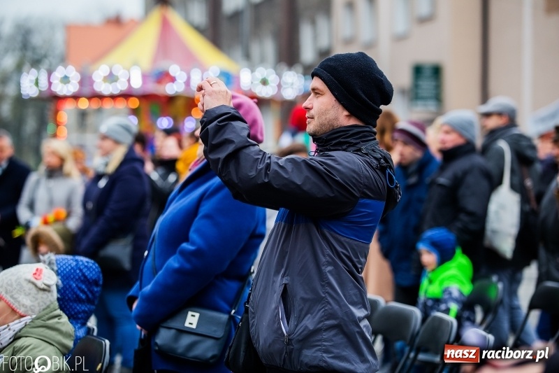 Zdjęcie w galerii na portalu naszraciborz.pl: Oficjalne otwarcie Jarmarku Wielkanocnego na Rynku wiadomości z regionu