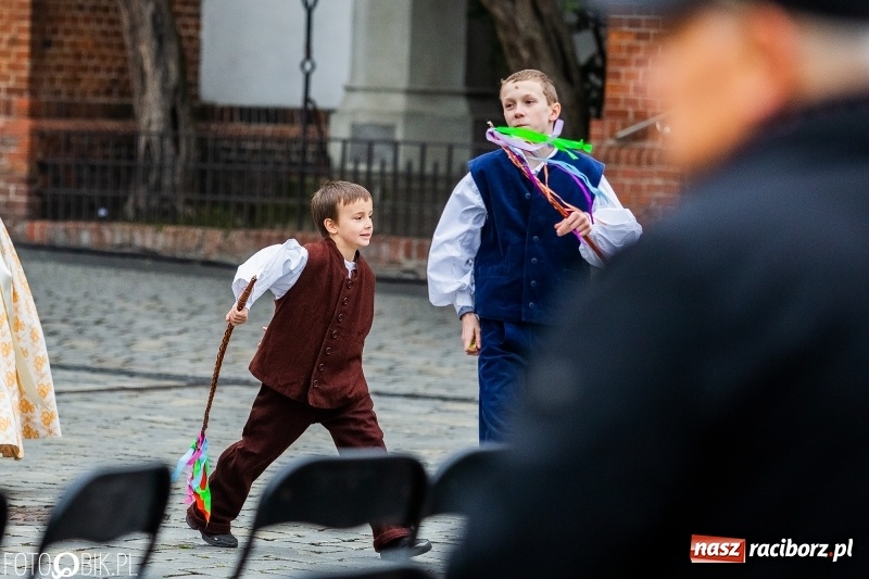 Zdjęcie w galerii na portalu naszraciborz.pl: Oficjalne otwarcie Jarmarku Wielkanocnego na Rynku wiadomości z regionu