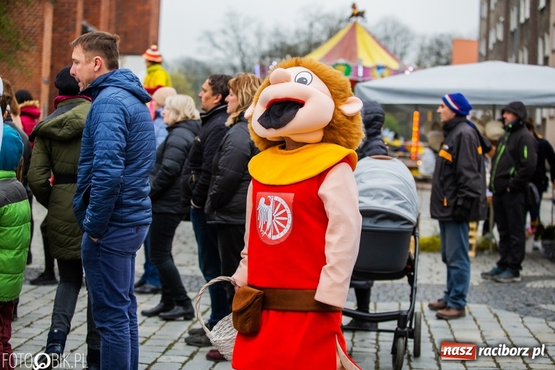 Zdjęcie w galerii na portalu naszraciborz.pl: Oficjalne otwarcie Jarmarku Wielkanocnego na Rynku wiadomości z regionu