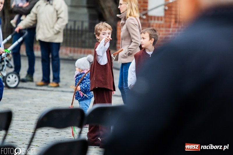 Zdjęcie w galerii na portalu naszraciborz.pl: Oficjalne otwarcie Jarmarku Wielkanocnego na Rynku wiadomości z regionu