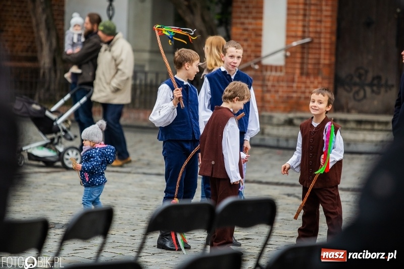 Zdjęcie w galerii na portalu naszraciborz.pl: Oficjalne otwarcie Jarmarku Wielkanocnego na Rynku wiadomości z regionu