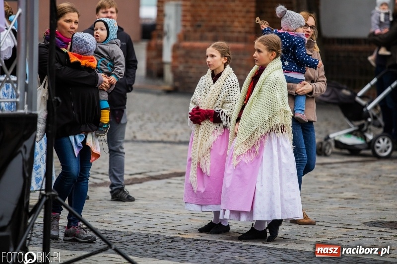 Zdjęcie w galerii na portalu naszraciborz.pl: Oficjalne otwarcie Jarmarku Wielkanocnego na Rynku wiadomości z regionu