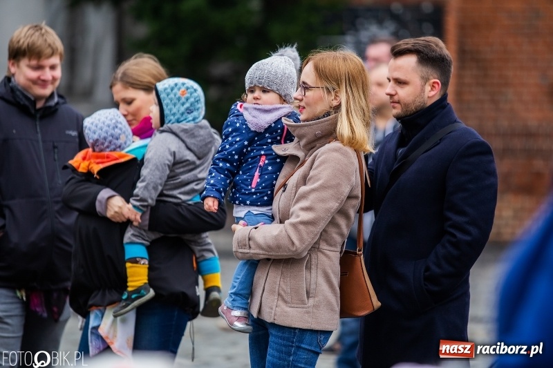 Zdjęcie w galerii na portalu naszraciborz.pl: Oficjalne otwarcie Jarmarku Wielkanocnego na Rynku wiadomości z regionu