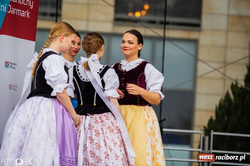 Zdjęcie w galerii na portalu naszraciborz.pl: Oficjalne otwarcie Jarmarku Wielkanocnego na Rynku wiadomości z regionu