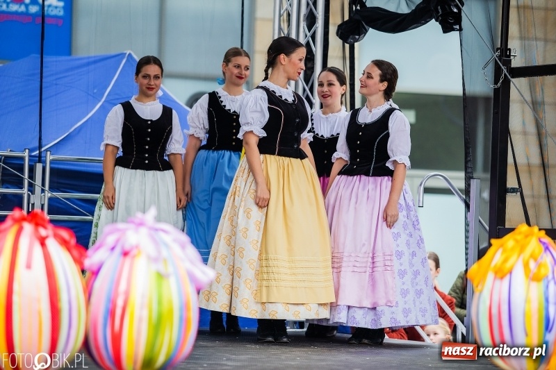 Zdjęcie w galerii na portalu naszraciborz.pl: Oficjalne otwarcie Jarmarku Wielkanocnego na Rynku wiadomości z regionu