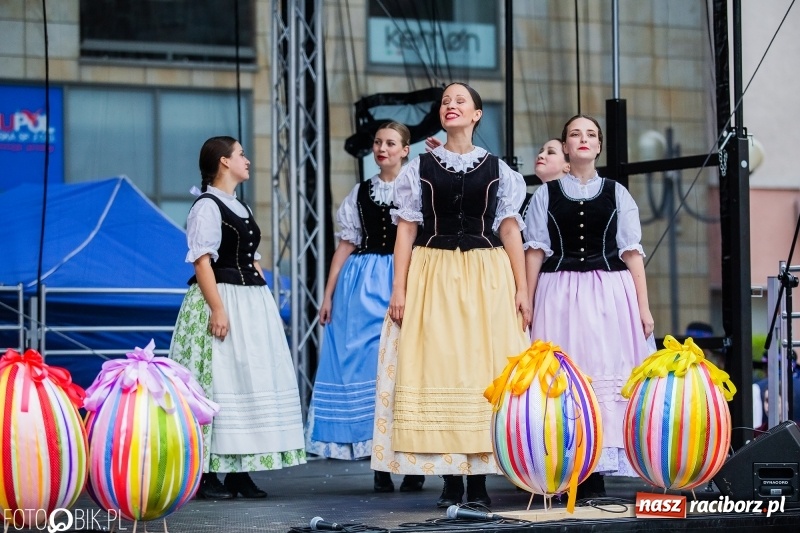 Zdjęcie w galerii na portalu naszraciborz.pl: Oficjalne otwarcie Jarmarku Wielkanocnego na Rynku wiadomości z regionu