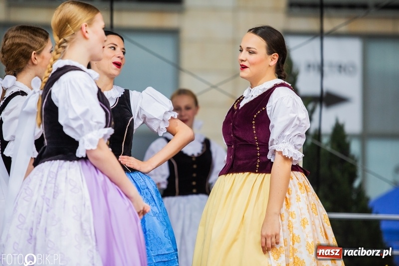 Zdjęcie w galerii na portalu naszraciborz.pl: Oficjalne otwarcie Jarmarku Wielkanocnego na Rynku wiadomości z regionu