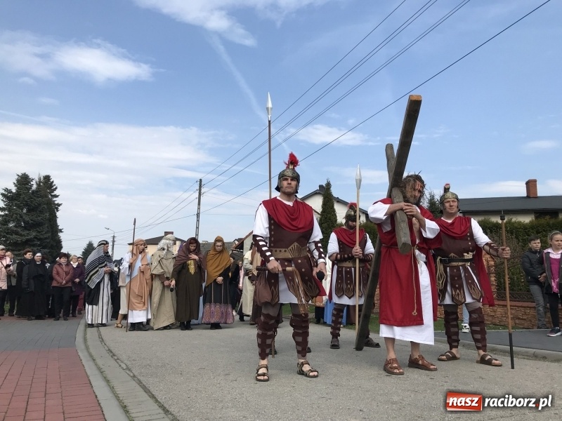 Zdjęcie w galerii na portalu naszraciborz.pl: Misterium Męki Pańskiej w Krzyżanowicach [FOTO i WIDEO]  wiadomości z regionu