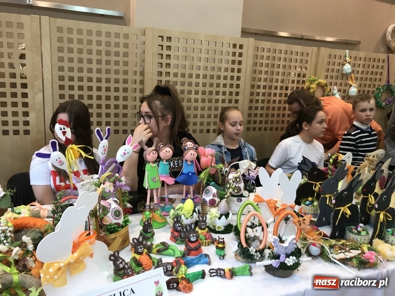 Zdjęcie w galerii na portalu naszraciborz.pl: Na słodko i przy muzyce. Kiermasz w Tworkowie [FOTO i WIDEO] wiadomości z regionu